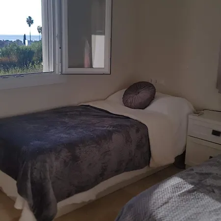 Apartmentsleeps4-pool-bbq-garden-ac *