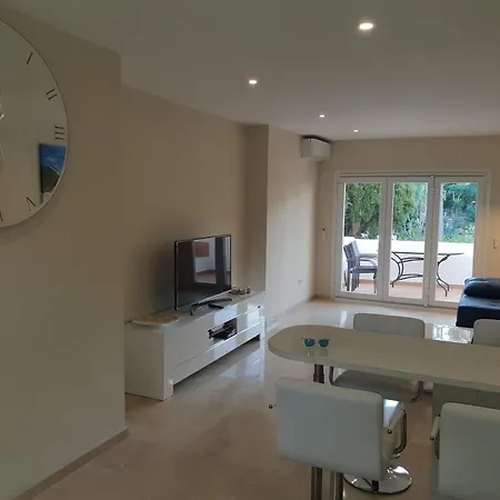 Daire Apartmentsleeps4-pool-bbq-garden-ac